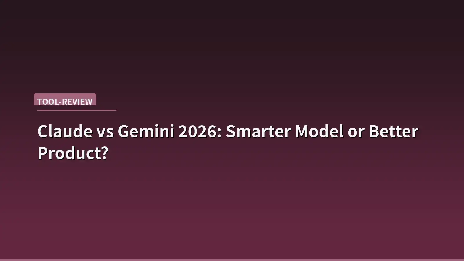 兩台筆電並排，分別開啟 Claude 與 Gemini 對話視窗，桌上有筆記本與咖啡